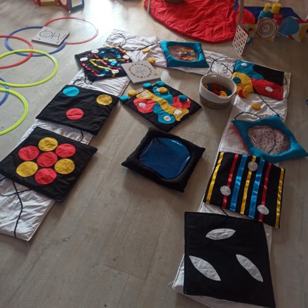 Atelier à télécharger: Le tapis de jeu à la manière d'Hervé Tullet: le fabriquer, l'animer